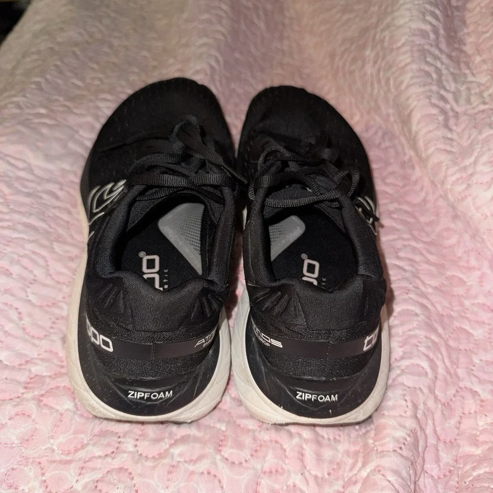 Topo Athletic Atmos Sneaker Women Size 9 Black White ZipFoam Lightweight Running